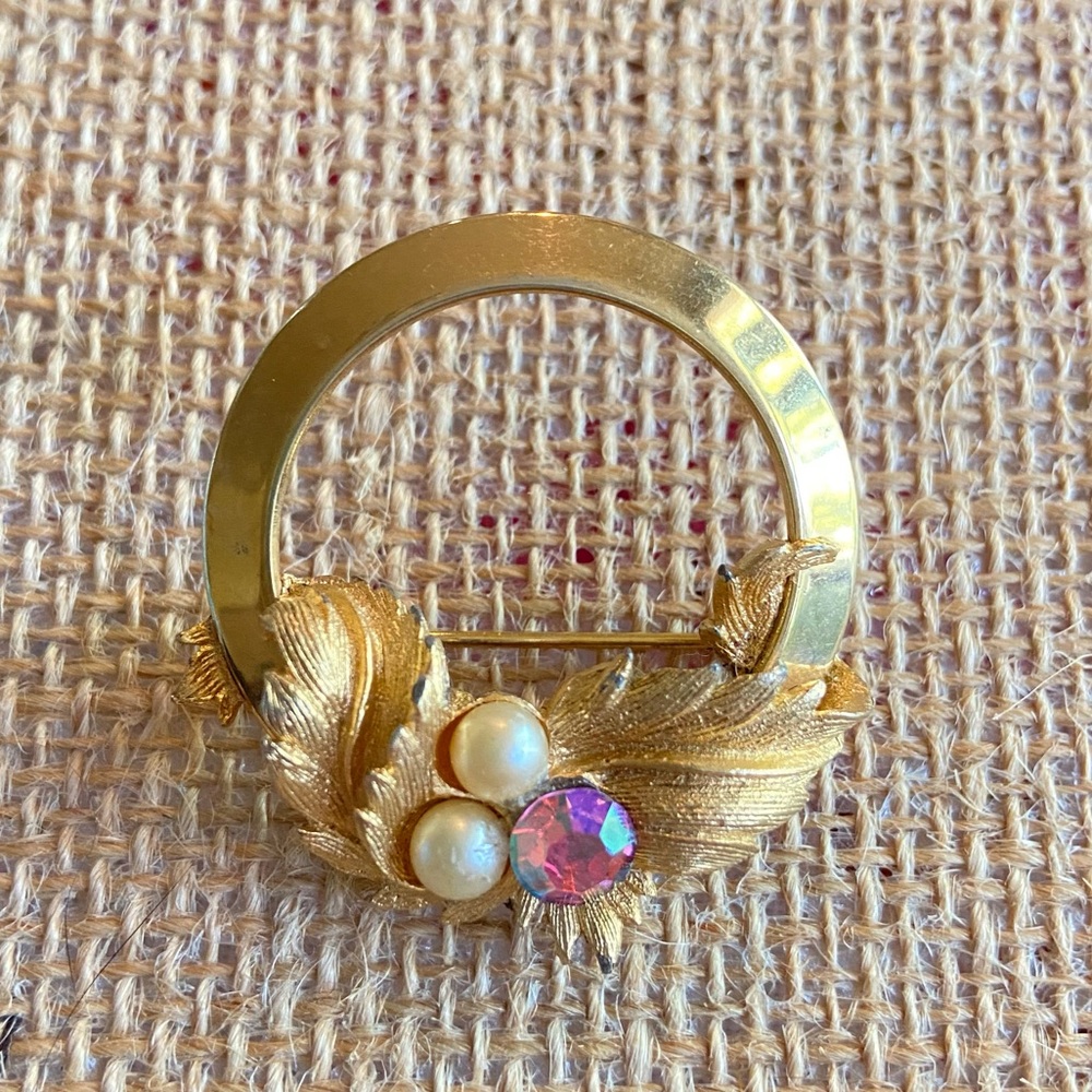 Sarah Coventry circle brooch pin goldtone leaves faux pearls and AB rhinestone